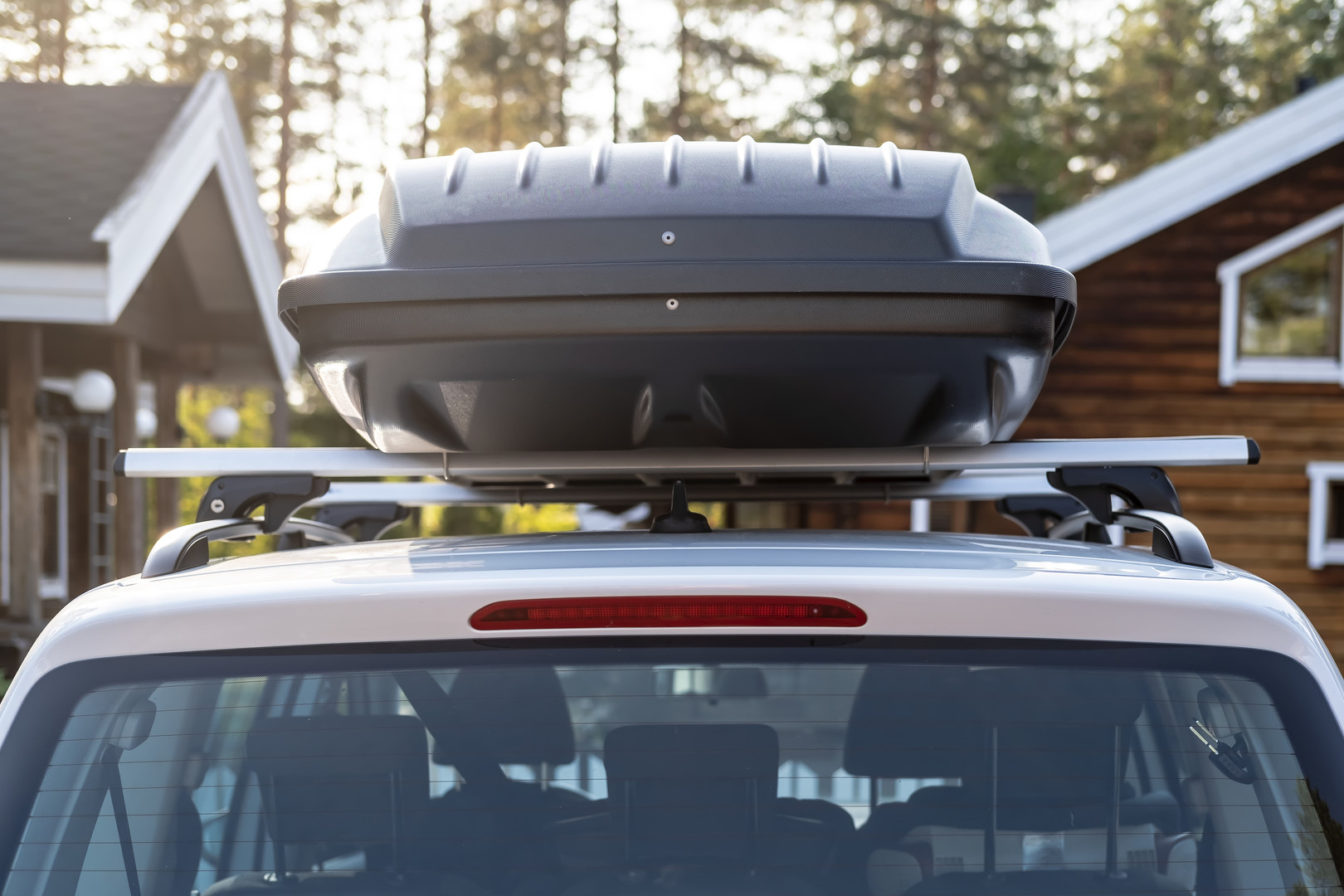 Sífelszerelés az autóban: tetőbox vagy síléctartó?