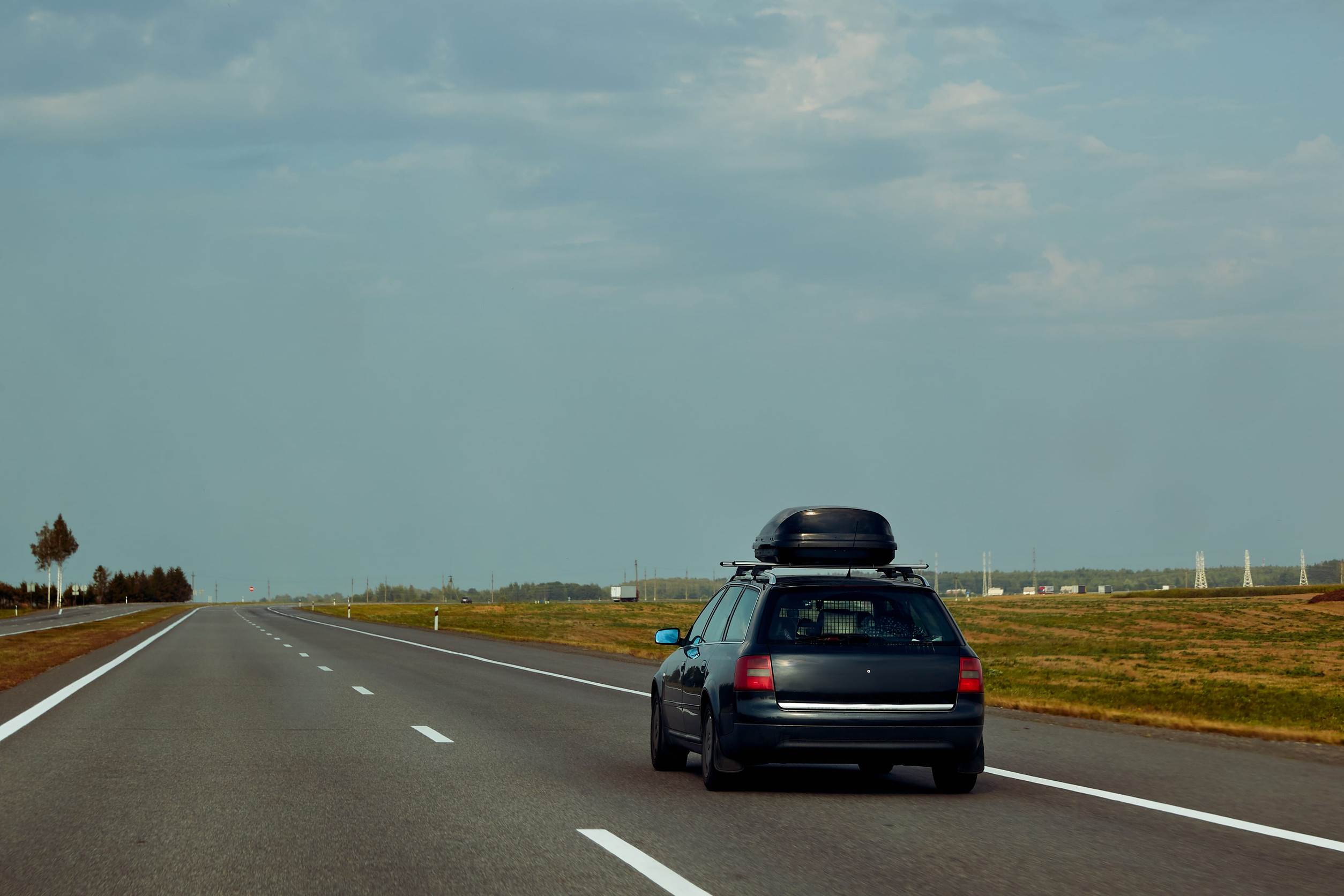 Auto so strešným boxom počas jazdy na diaľnici